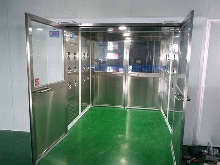貨淋室主要用于物料表面的除塵，常用于生產(chǎn)線或倉(cāng)庫(kù)的出口處。