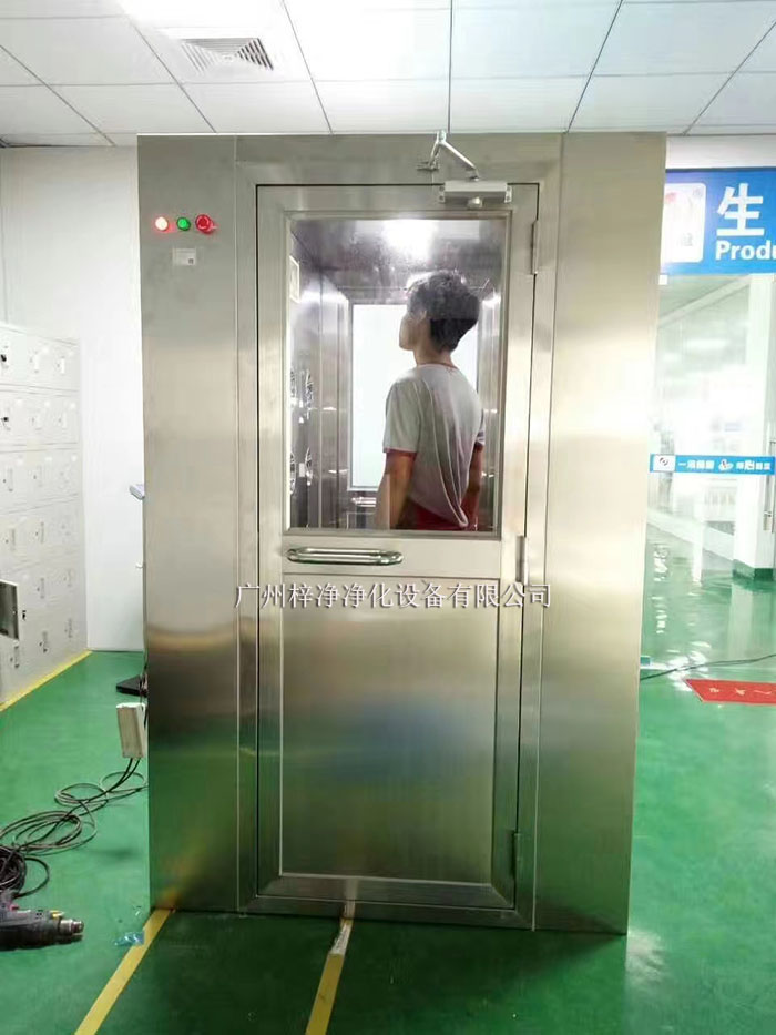 風(fēng)淋室主要是人員或物品的表面除塵，常用于潔凈室的入口處。