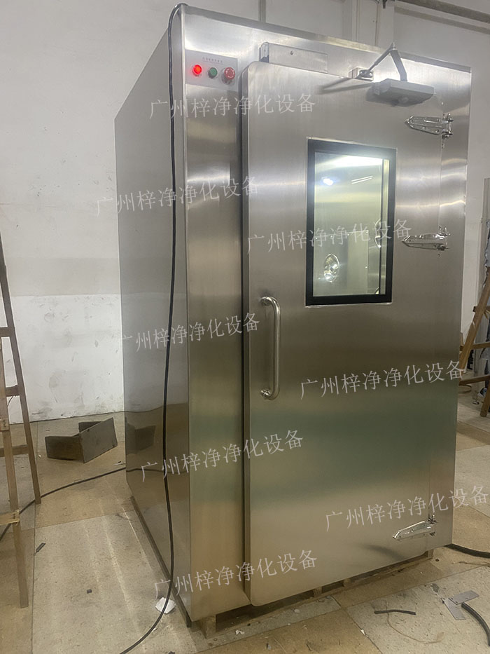 高端滿焊風(fēng)淋室采用滿焊接工藝，無縫連接，防止塵埃進(jìn)入，確保潔凈室的空氣質(zhì)量。